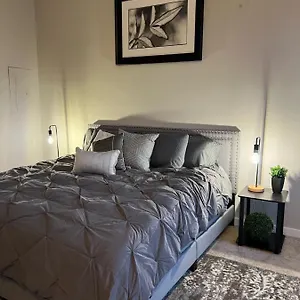 Apartment Uptown Gem Spacious With Parking-wifi-10 Min Walk To Spectrum Center
